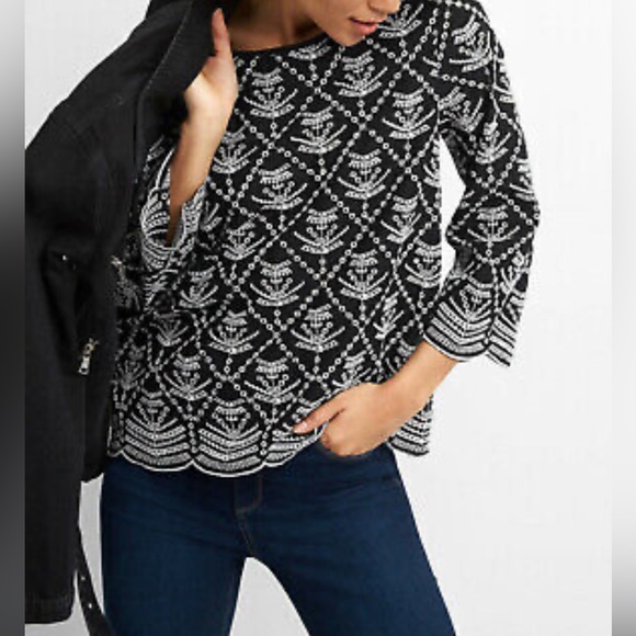 GAP Tops - GAP Black & White Top  Sz Medium   Preloved Very Good Condition
